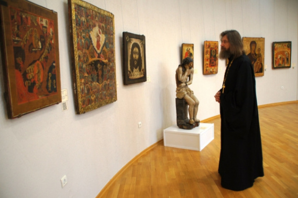Отдельный зал посвящен иконам, написанным по эскизам Федора Конюхова, ведь результатом его экзистенц Отдельный зал посвящен иконам, написанным по эскизам Федора Конюхова, ведь результатом его экзистенц