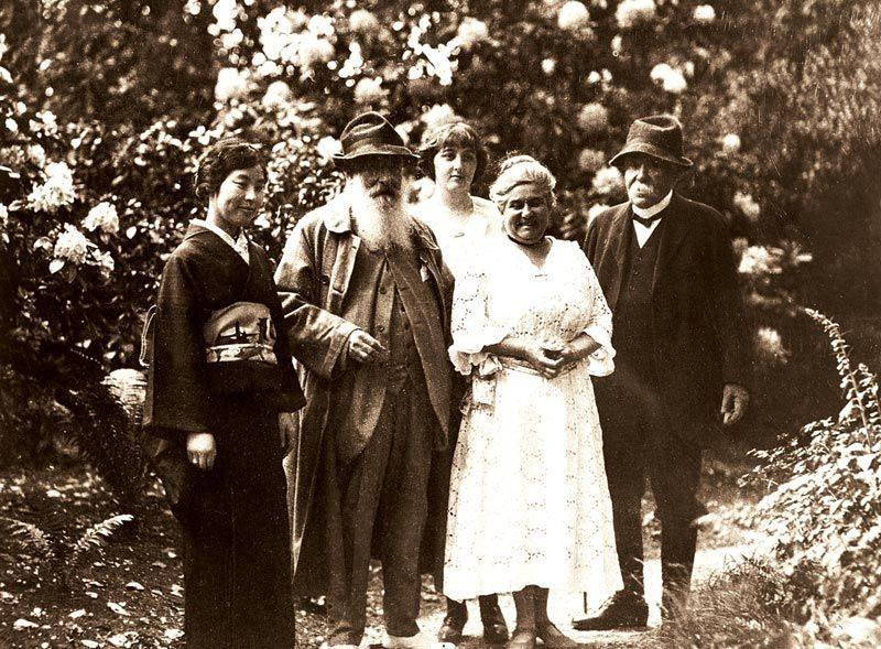 Такеко Куроки, Клод Моне, Лилли Батлер, Бланш Хошеде и Джордж Клемансо в Живерни, июнь 1921 Такеко Куроки, Клод Моне, Лилли Батлер, Бланш Хошеде и Джордж Клемансо в Живерни, июнь 1921