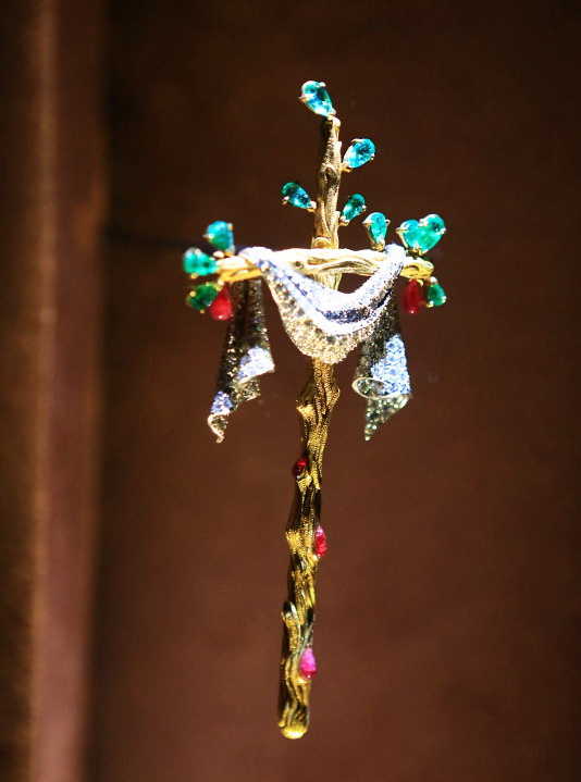 Salvador Dalí "Twig Cross", 1959 gold, platinum, diamonds, rubies, emeralds. Photo: Richard Lozin Salvador Dalí "Twig Cross", 1959 gold, platinum, diamonds, rubies, emeralds. Photo: Richard Lozin
