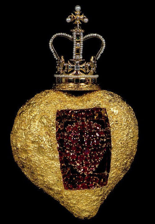 Jewels were crafted from luxurious arrays of sapphires, emeralds, lapis lazuli, or malachite from th Jewels were crafted from luxurious arrays of sapphires, emeralds, lapis lazuli, or malachite from th