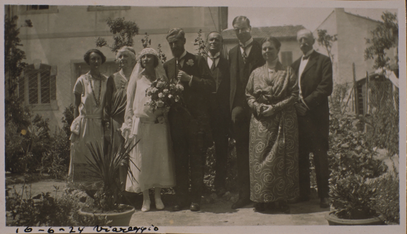 Свадебная фотография Маурица Корнелиса Эшера и Джетты (1924). Источник: escherinhetpaleis. nl Свадебная фотография Маурица Корнелиса Эшера и Джетты (1924). Источник: escherinhetpaleis. nl