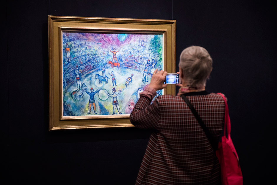 Marc Chagall’s Scène de Cirque (1970) at a pre-auction exhibition Marc Chagall’s Scène de Cirque (1970) at a pre-auction exhibition