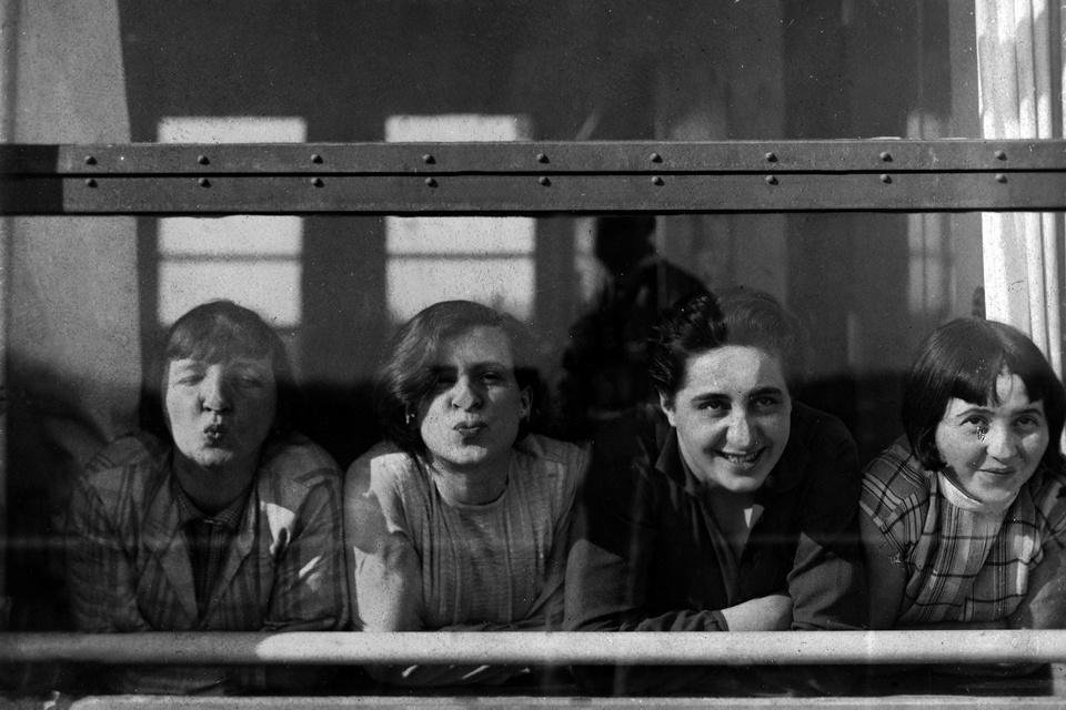 Студентки ткацкой мастерской в Баухаузе. Источник: www. bauhaus100.com Студентки ткацкой мастерской в Баухаузе. Источник: www. bauhaus100.com