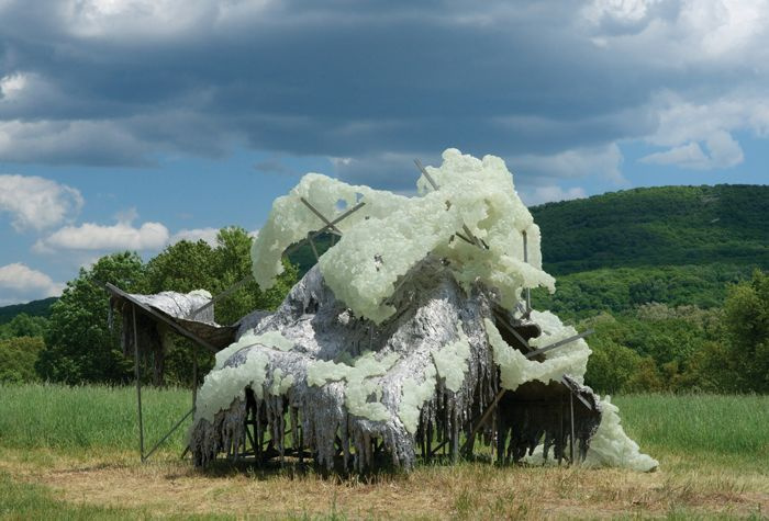 Линда Бенглис (Lynda Benglis), скульптура «Горы и Облака». Фото с сайта www.artnews.com Линда Бенглис (Lynda Benglis), скульптура «Горы и Облака». Фото с сайта www.artnews.com