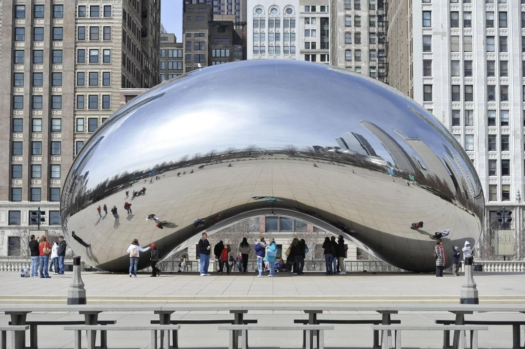 «Облачные врата» (Cloud Gate) на площади AT&T Плаза в Миллениум-парке в Чикаго, 2004—2006 годы. Разм «Облачные врата» (Cloud Gate) на площади AT&T Плаза в Миллениум-парке в Чикаго, 2004—2006 годы. Разм