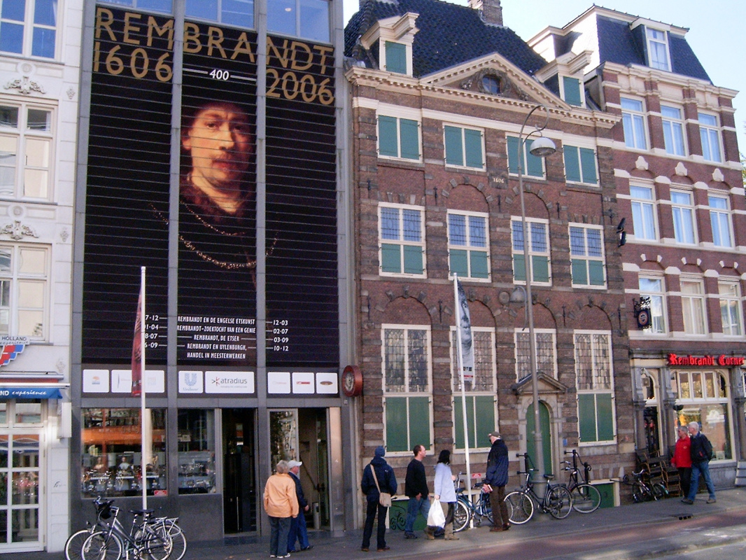 The exterior of Rembrandt’s house did not change much for almost four centuries.
Here and below: pi The exterior of Rembrandt’s house did not change much for almost four centuries.
Here and below: pi