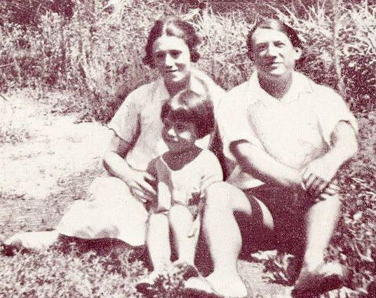 Пабло Пикассо с Ольгой и Пауло.
Первые годы брака были счастливым, а их плодом стал не только сын, Пабло Пикассо с Ольгой и Пауло.
Первые годы брака были счастливым, а их плодом стал не только сын,