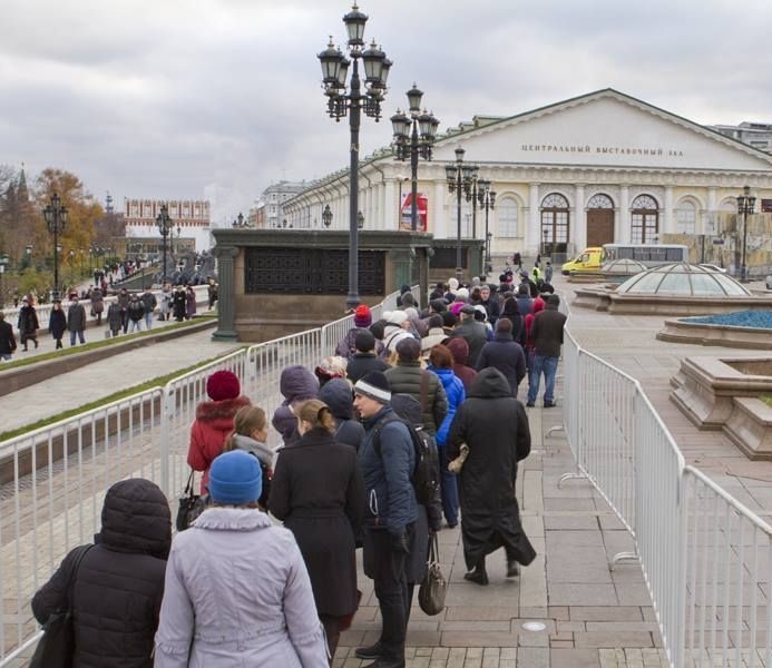 Чтобы попасть в Манеж на выставку соцреализма, надо отстоять в очереди: интерес у публики большой. О Чтобы попасть в Манеж на выставку соцреализма, надо отстоять в очереди: интерес у публики большой. О