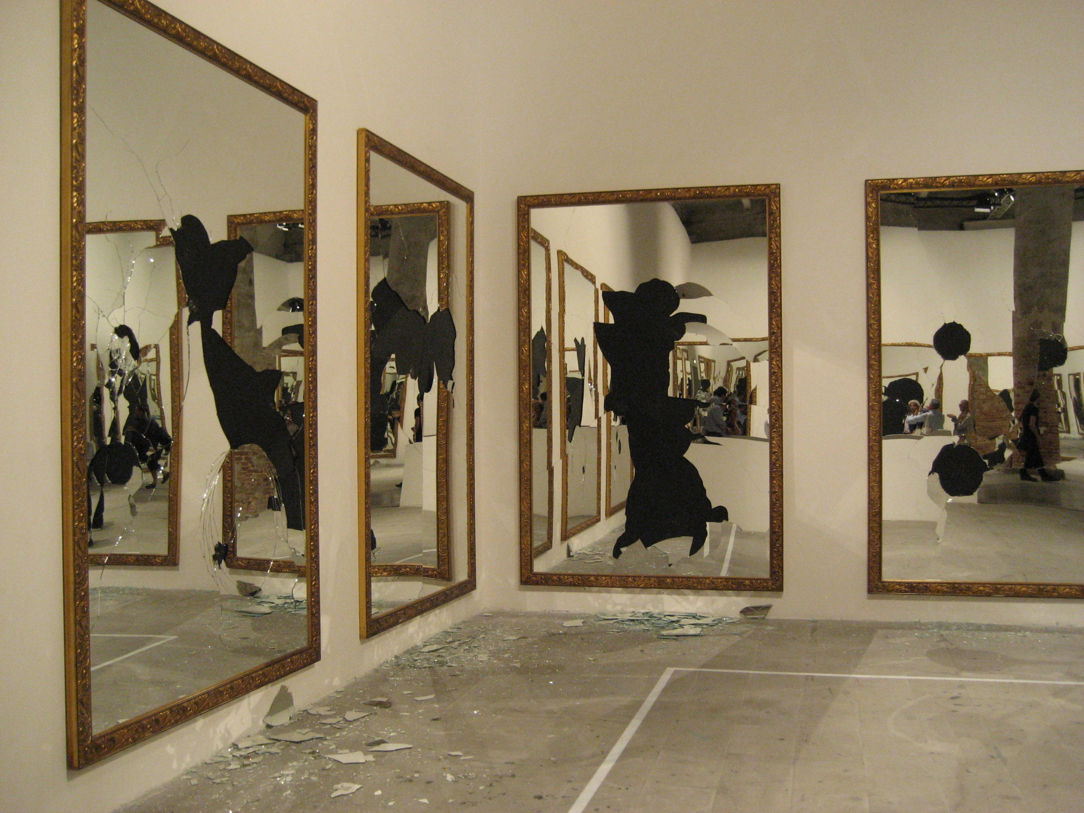 Картина зеркало. Микеланджело Пистолетто картины. Микеланджело Пистолетто художник. Микеланджело Пистолетто венецианская биеннале 1976. Микеланджело Пистолетто зеркальные.
