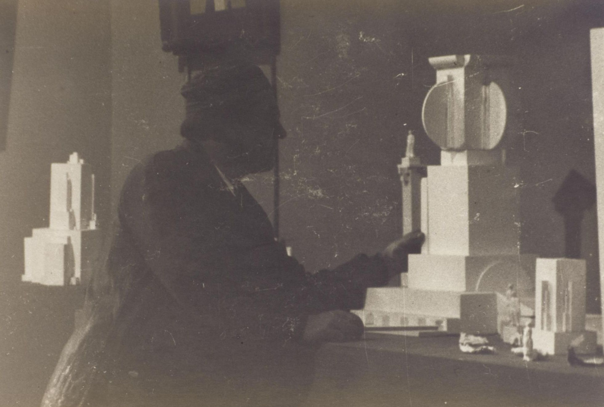 Малевич в своей лаборатории. 1930-е г. Фото: sothebys.com Малевич в своей лаборатории. 1930-е г. Фото: sothebys.com