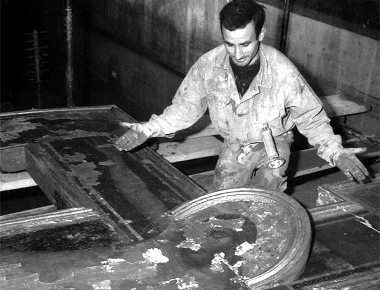 The state of Cimabue’s Crucifixion when it was found after the flood. The state of Cimabue’s Crucifixion when it was found after the flood.
