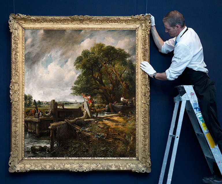 Сотрудник аукционного дома Sotheby’s вывешивает полотно Джона Констебля «Плотина». Фото: Sotheby’s Сотрудник аукционного дома Sotheby’s вывешивает полотно Джона Констебля «Плотина». Фото: Sotheby’s