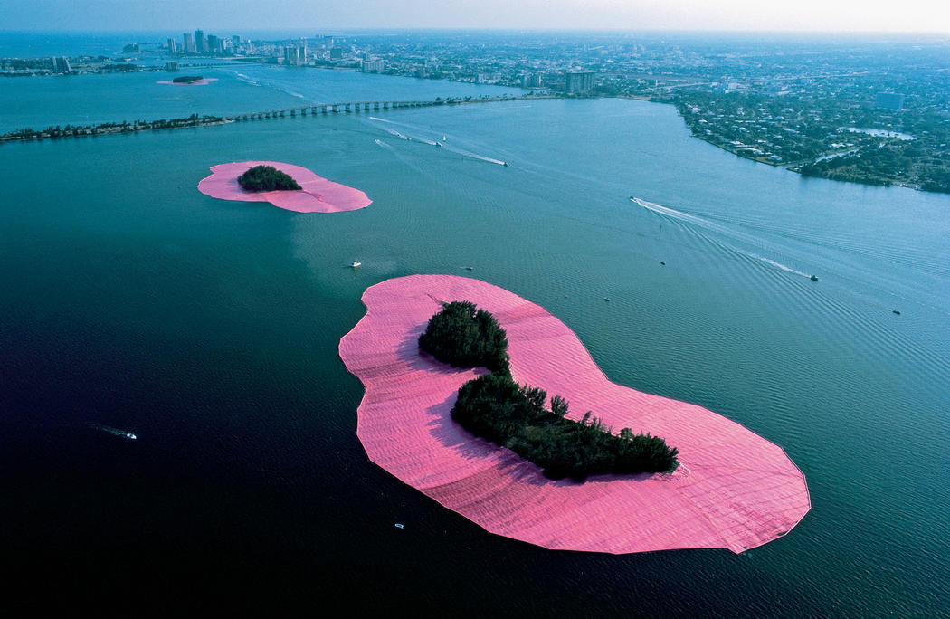 Кристо. Проект «Окруженные острова». 1983. Фото: Wolfgang Volz © 1983 Christo