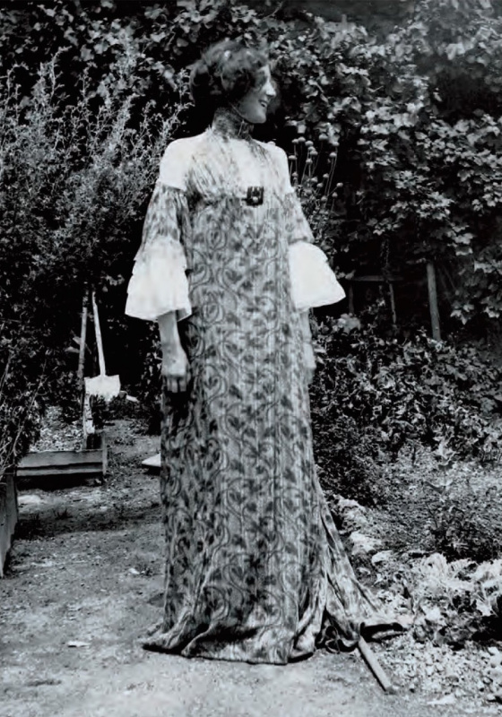 Flöge's style of dress was known as the Reform Dress, and it carried the spirit of freedom, expressi Flöge's style of dress was known as the Reform Dress, and it carried the spirit of freedom, expressi