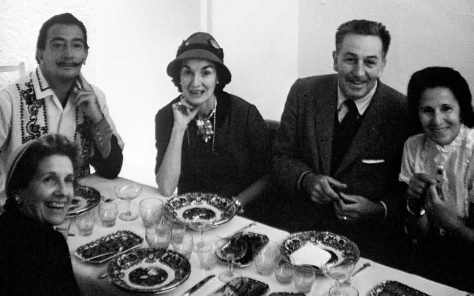 Семьи Дали и Диснея за обеденным столом в Испании, 1957 год. Фото: The Walt Disney Company Семьи Дали и Диснея за обеденным столом в Испании, 1957 год. Фото: The Walt Disney Company