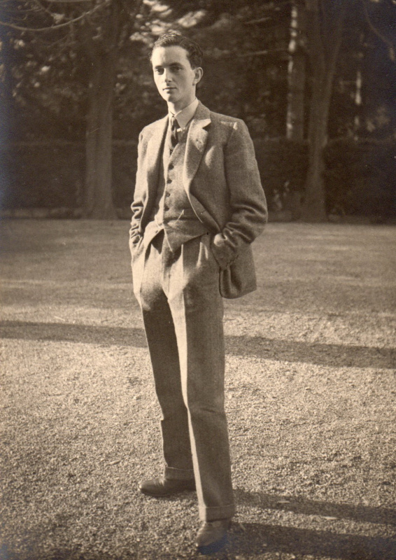 Эдвард Джеймс, Англия, конец 1920-х годов
Мама Эдварда мечтала о дипломатической карьере для сына. Эдвард Джеймс, Англия, конец 1920-х годов
Мама Эдварда мечтала о дипломатической карьере для сына.