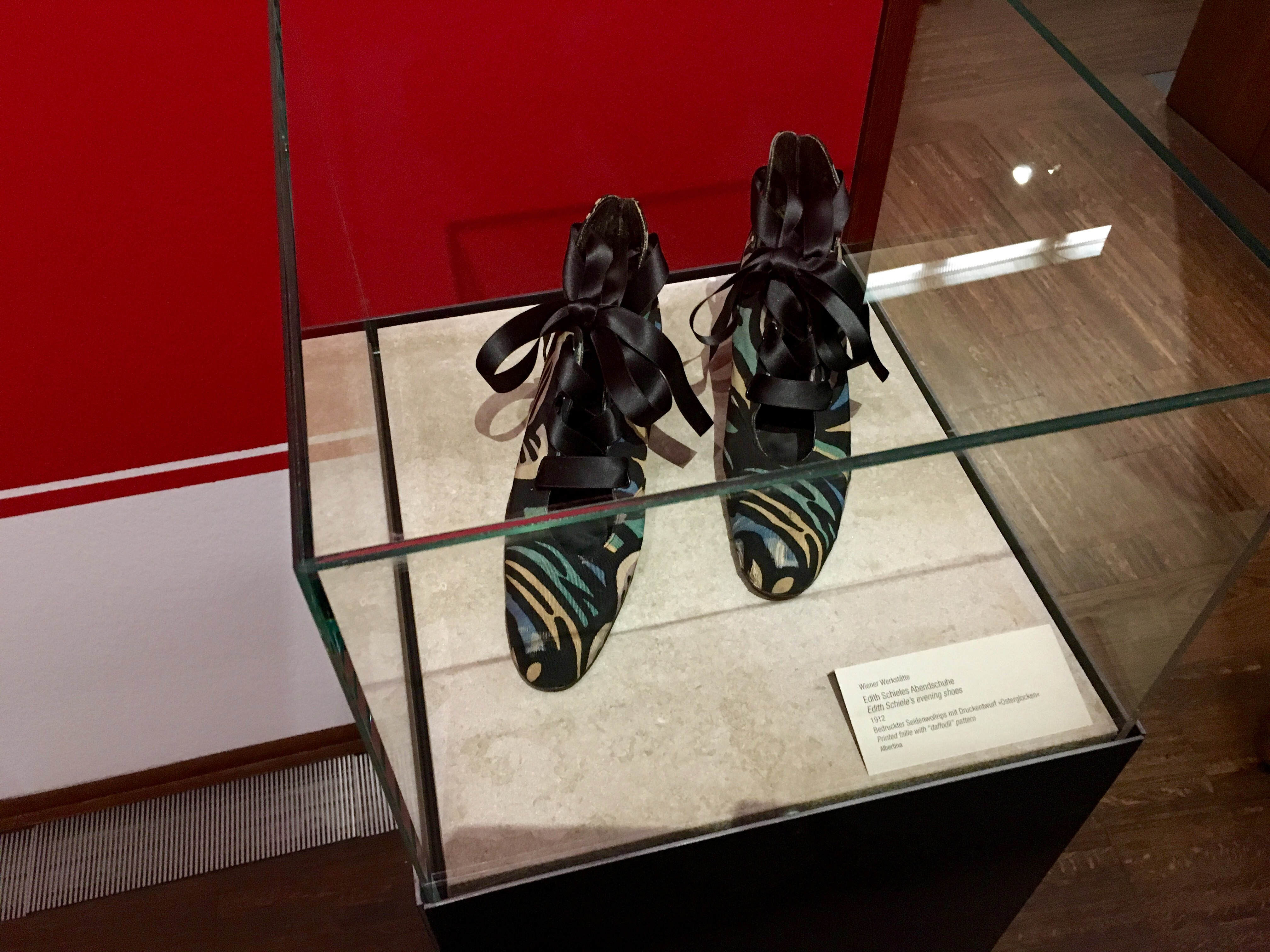 Edith Schiele’s evening shoes, 1912.
Wiener Werkstätte, print design: "Osterglocken" (Easter Bells) Edith Schiele’s evening shoes, 1912.
Wiener Werkstätte, print design: "Osterglocken" (Easter Bells)