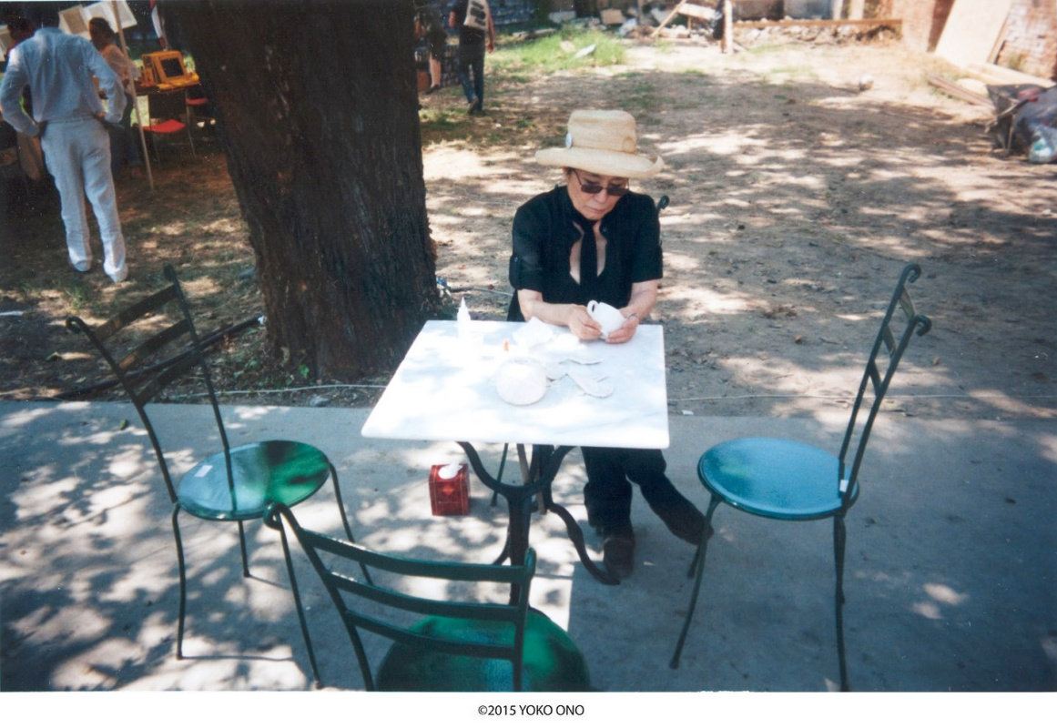 Yoko Ono, mending cups, 2015. Photo credit www.illy.com Yoko Ono, mending cups, 2015. Photo credit www.illy.com