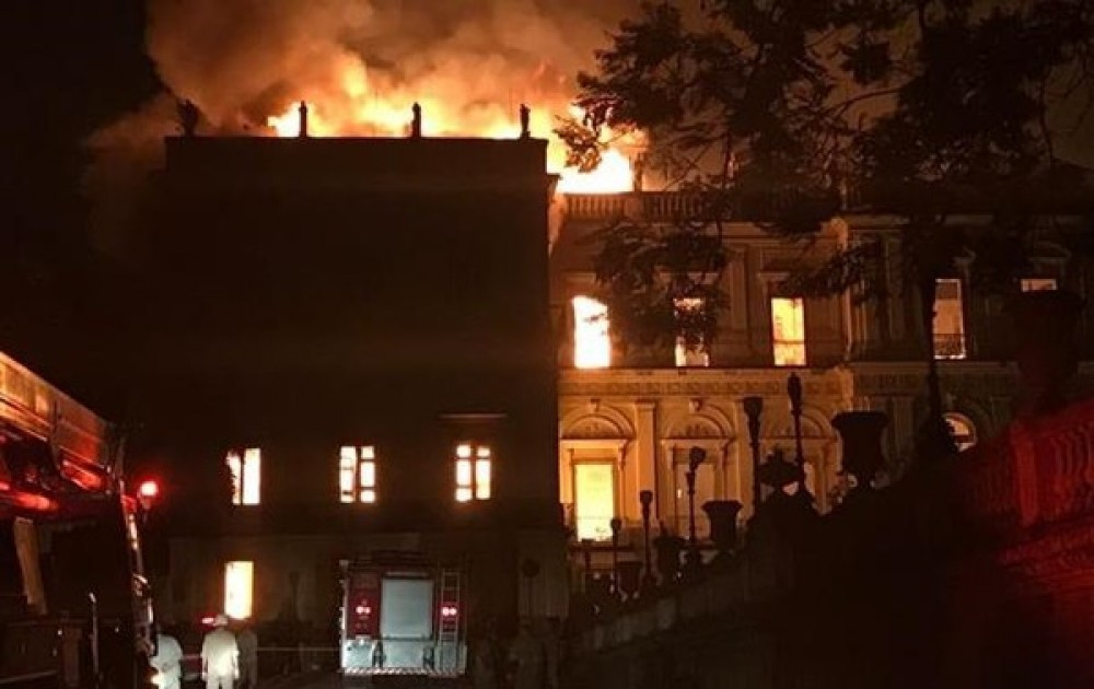 Пожар в Национальном музее Бразилии. Источник: twitter.com/92mrodrigues Пожар в Национальном музее Бразилии. Источник: twitter.com/92mrodrigues