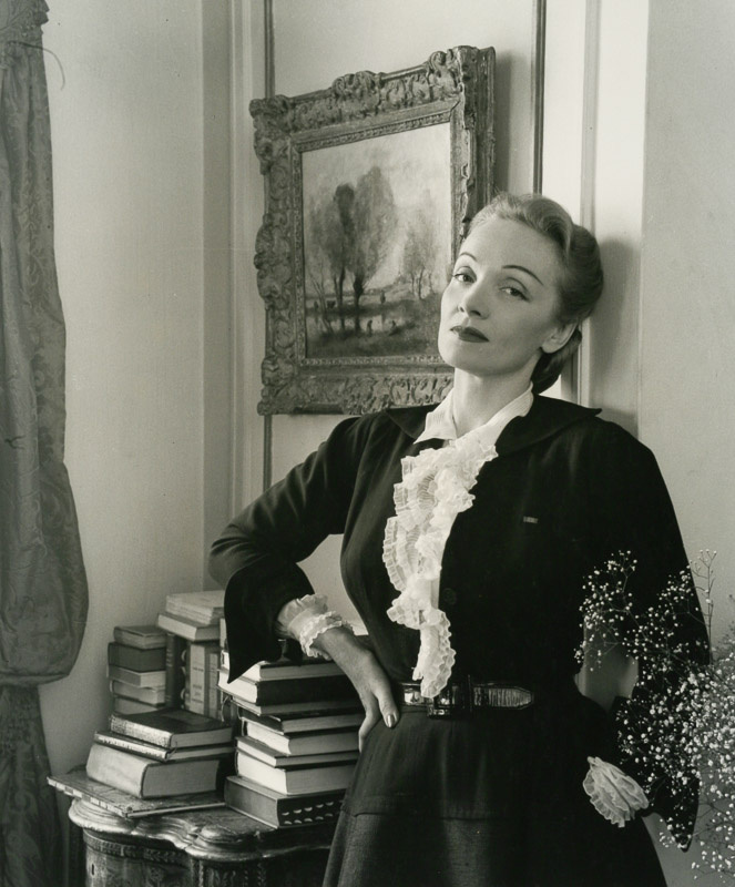 Marlene Dietrich in her New York apartment. 1948. Photo from: lumieregallery.net
Remarque was compl Marlene Dietrich in her New York apartment. 1948. Photo from: lumieregallery.net
Remarque was compl