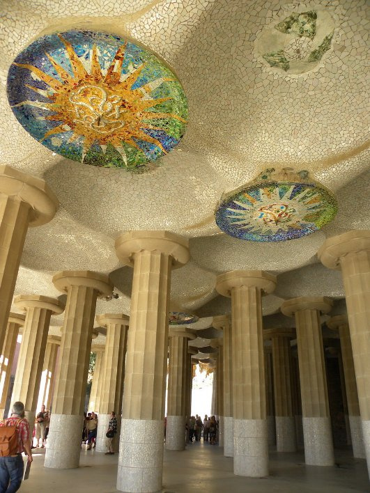 Hall of One Hundred Columns, Park Güell. In fact, there are 86 columns. Photo: Wikipedia