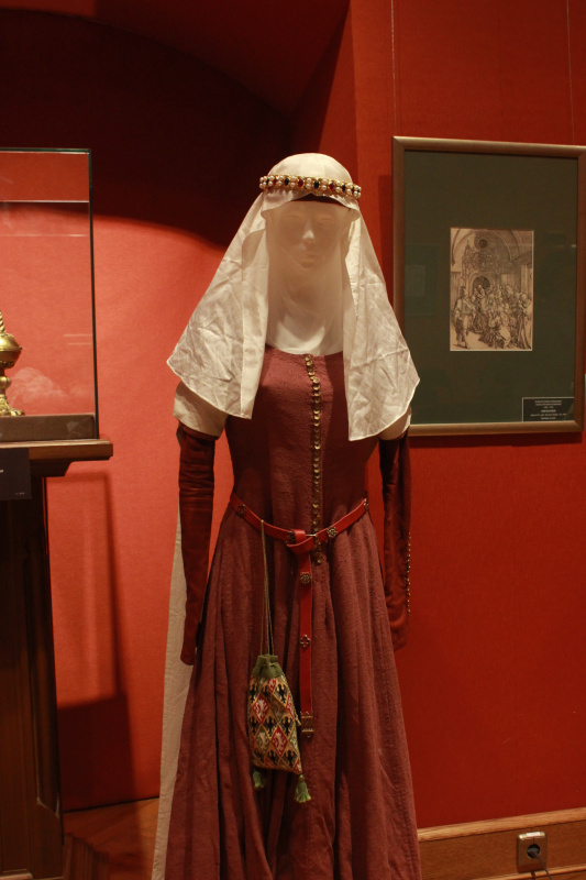 Pre-Raphaelite paintings in detail: outfits and armour
