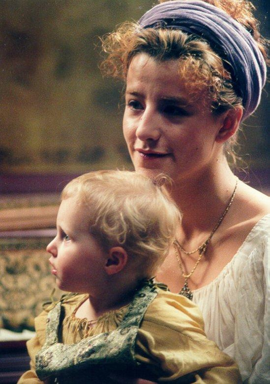 Хендрикье (Романа Боринже) с малышкой Корнелией - единственной из трёх дочек и двух сыновей Рембранд