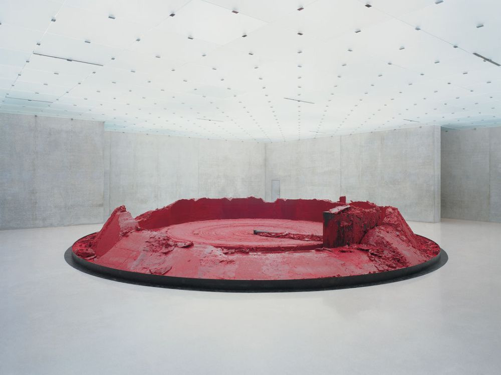 Аниш Капур, «Моя красная родина», 2003 год. Воск, масляная краска, стальная «рука», двигатель. Диаме Аниш Капур, «Моя красная родина», 2003 год. Воск, масляная краска, стальная «рука», двигатель. Диаме