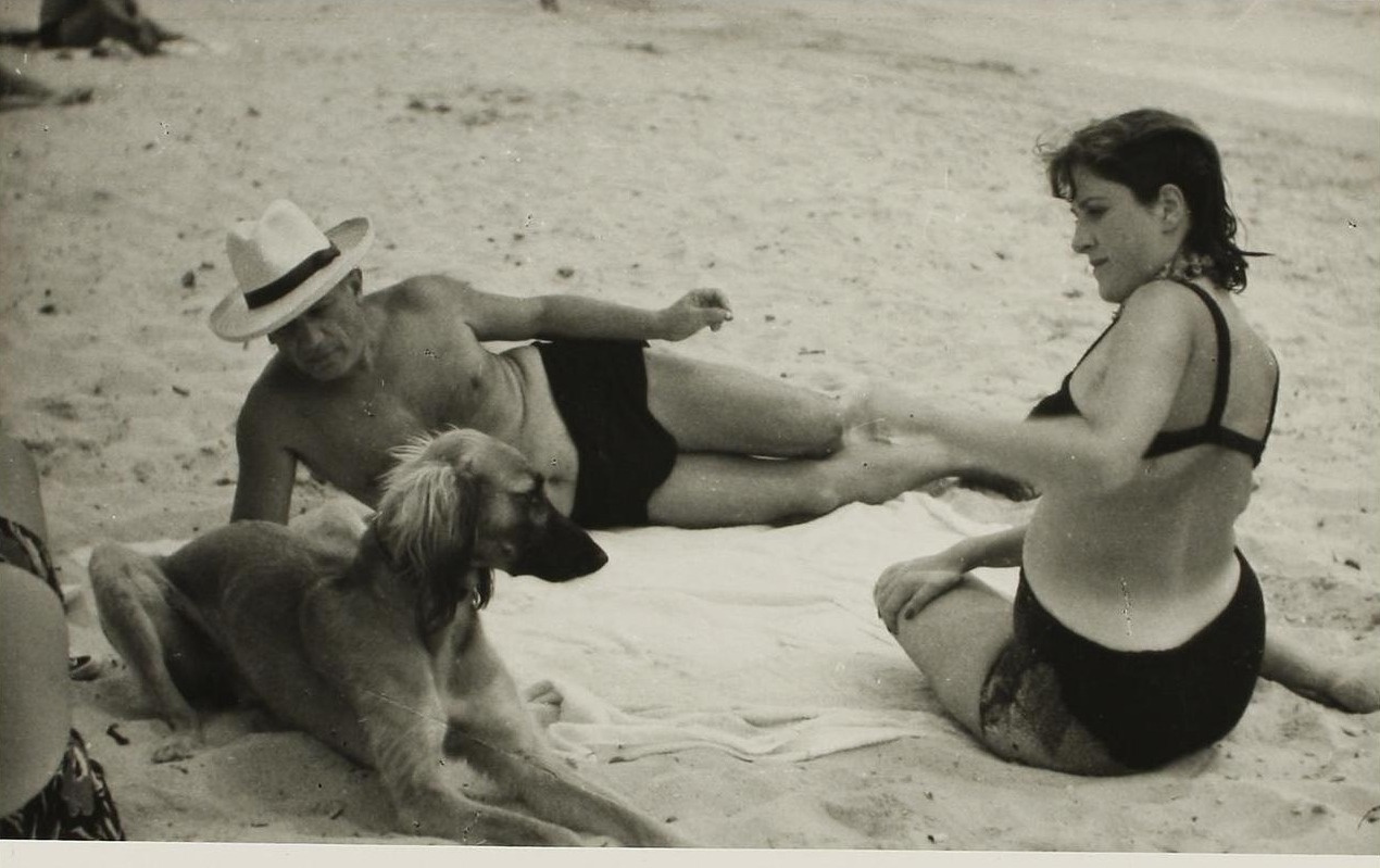 Пабло Пикассо, Дора Маар и пес Казбек на пляже. 1937. Фотограф: Ман Рэй