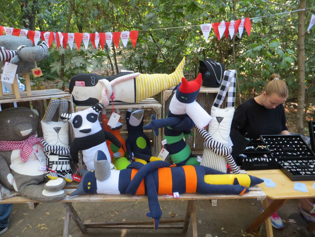 "Second hand современного искусства" в Одессе: солнце, майки, арт-пикник "Second hand современного искусства" в Одессе: солнце, майки, арт-пикник