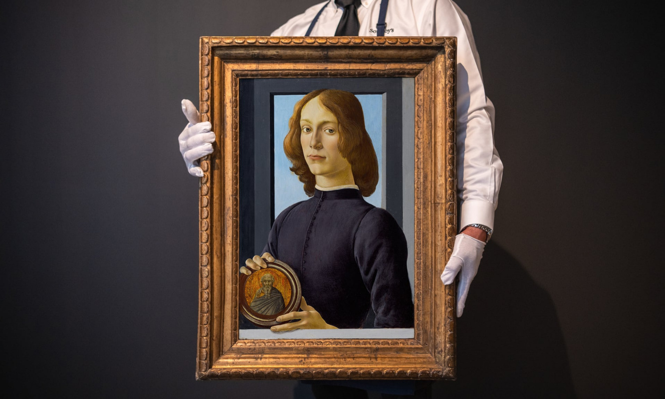 Сандро Боттичелли портрет молодого человека с медальоном
