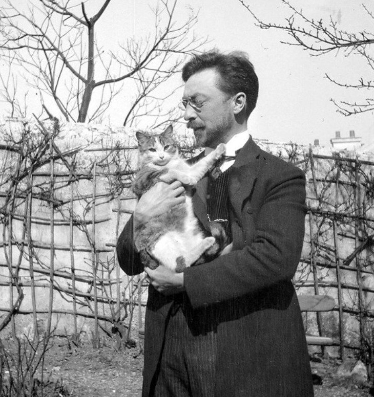 Русско-немецкий художник Василий Кандинский знаменит первыми абстрактными картинами, например, серие Русско-немецкий художник Василий Кандинский знаменит первыми абстрактными картинами, например, серие