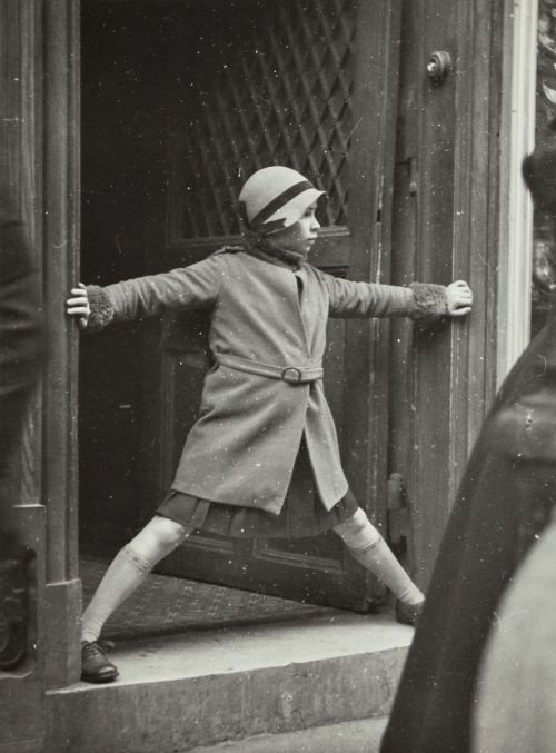 Девочка, загородившая входную дверь. 1934