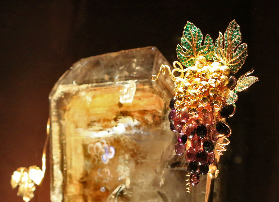 S. Dali "Grapes of Immortality". "Angel of Eternity", 1970. Gold, amethysts, emeralds, smoky quartz. S. Dali "Grapes of Immortality". "Angel of Eternity", 1970. Gold, amethysts, emeralds, smoky quartz.
