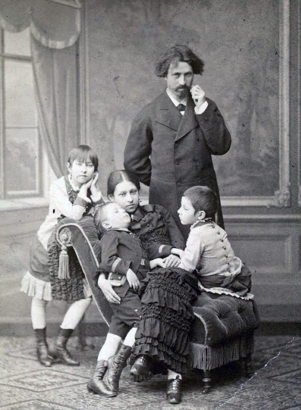 Илья Репин с женой Верой, дочками Верой и Надей и сыном Юрием. 1880-е
Знакомый студент-медик убедил Илья Репин с женой Верой, дочками Верой и Надей и сыном Юрием. 1880-е
Знакомый студент-медик убедил