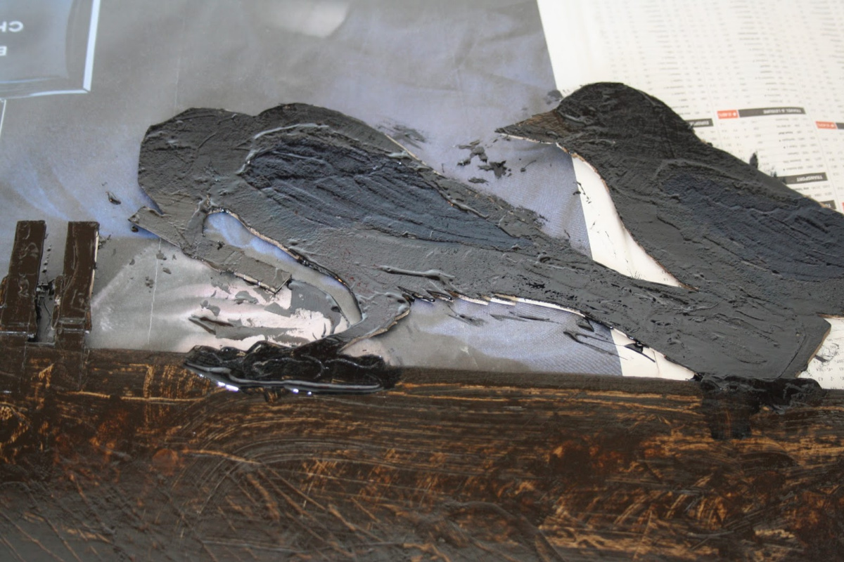 Печатная форма, покрытая чёрными, синими и коричневыми чернилами 