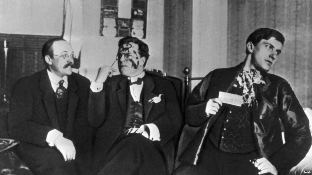 Искусствовед Андрей Шемшурин, художник Давид Бурлюк и поэт Владимир Маяковский, 1913 год Искусствовед Андрей Шемшурин, художник Давид Бурлюк и поэт Владимир Маяковский, 1913 год