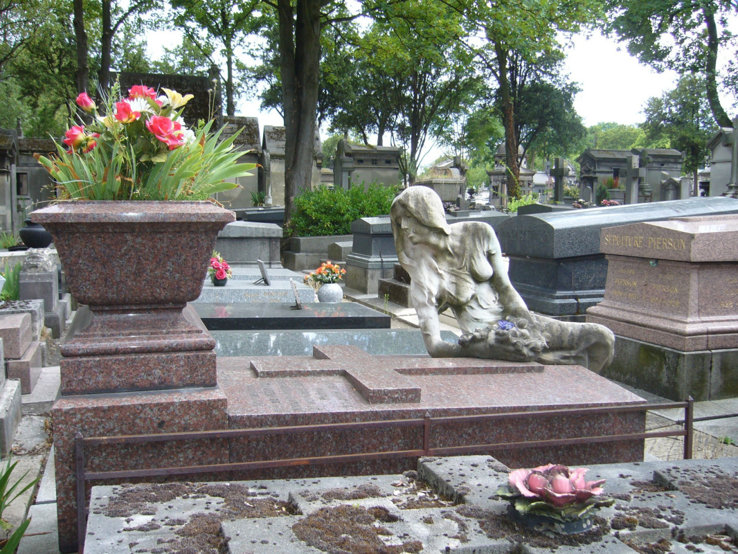 Cléo de Mérode's grave at Père-Lachaise cemetery in Paris Cléo de Mérode's grave at Père-Lachaise cemetery in Paris