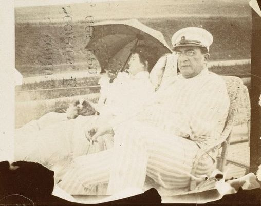 Мизиа и Альфред Эдвардс на яхте, 1900-е. Фото: Пьер Боннар. Источник: http://www.musee-orsay.fr Мизиа и Альфред Эдвардс на яхте, 1900-е. Фото: Пьер Боннар. Источник: http://www.musee-orsay.fr