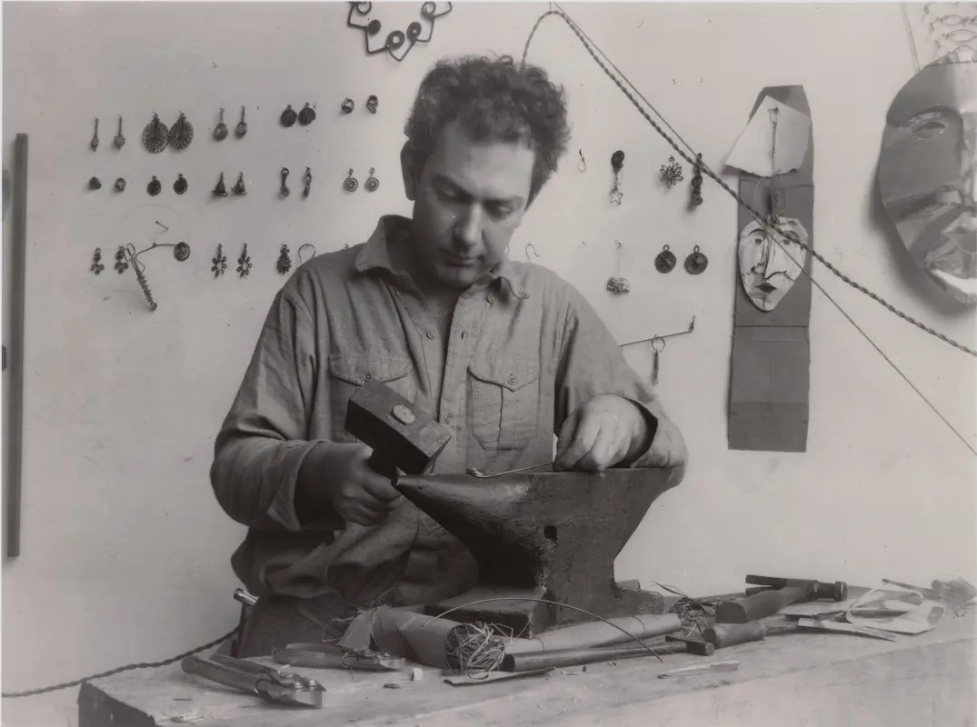 Александр Колдер в своей парижской мастерской. 1930 год