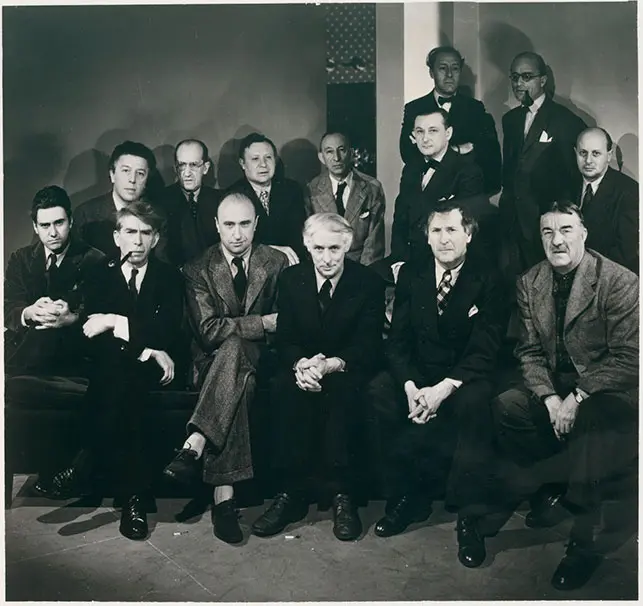 Вырвавшись из опасной для него в 1942 году Франции в США, Шагал принимает участие в выставке «Художн