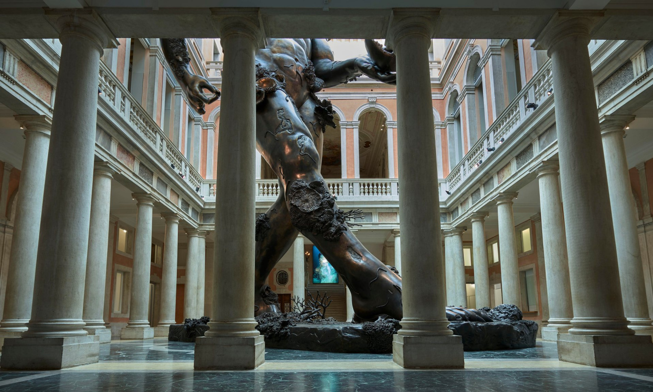 Дэмиен Хёрст. Статуя обезглавленного демона высотой в 16,5 метра в атриуме Палаццо Грасси. © Damien 
