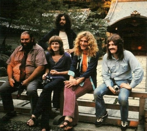 В свободное от работы время — во время туров Led Zeppelin, — Питер Грант (1935 — 1995) в компании с В свободное от работы время — во время туров Led Zeppelin, — Питер Грант (1935 — 1995) в компании с