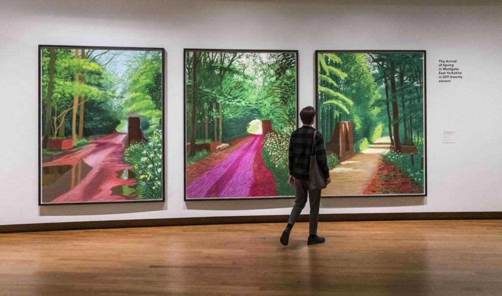 «Художник, говорящий с вами, современен»: выставка Хокни и Ван Гога открылась в Амстердаме
