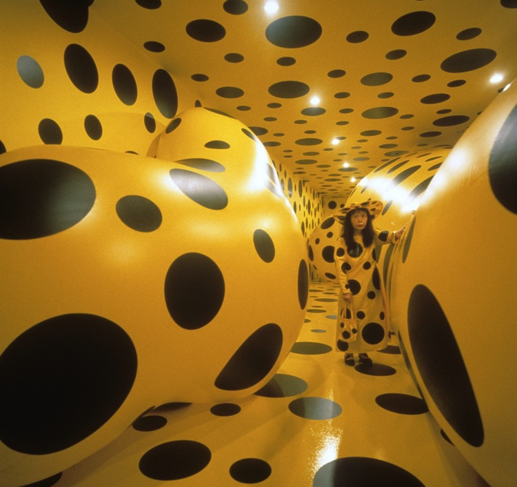 Яёи Кусама. Проект "Dots Obsession" в Художественной галерее университета Райса. 1997. Источник. 