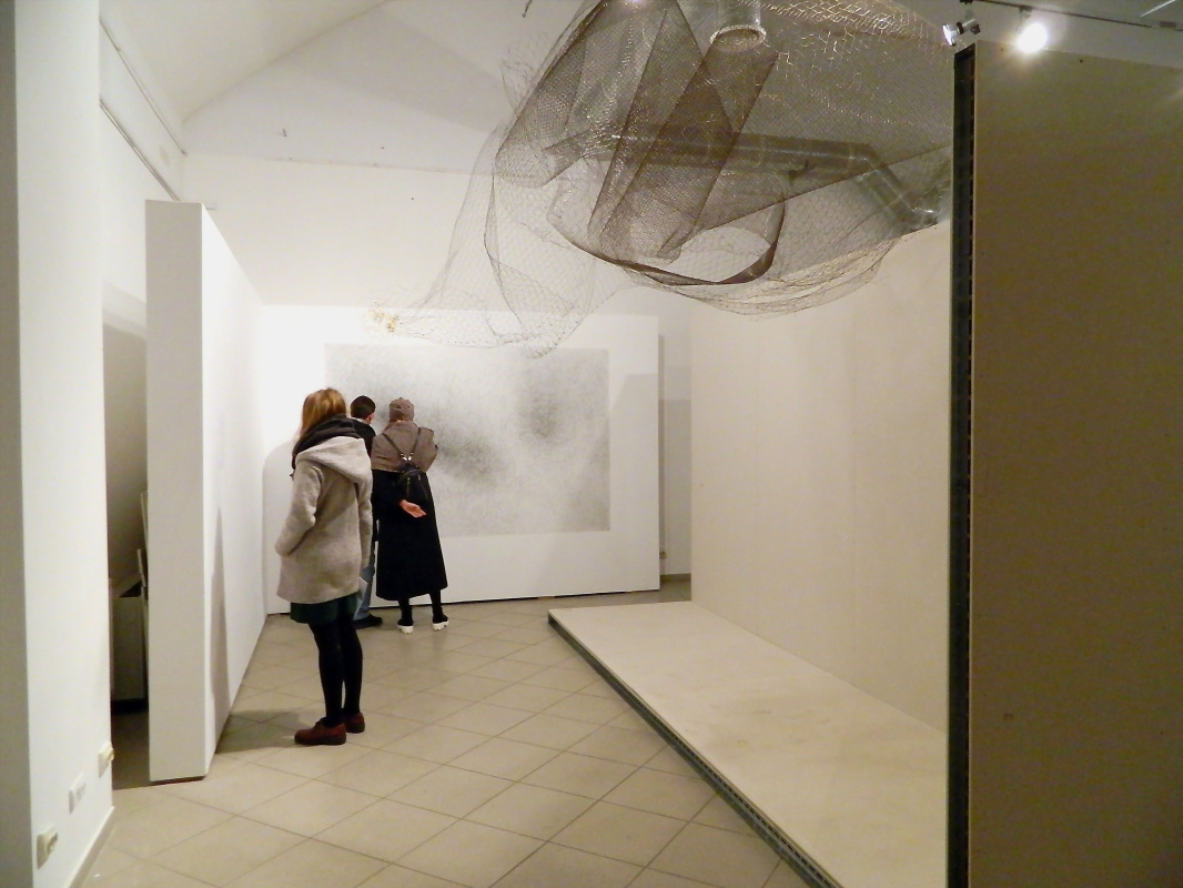 Борис Слажнев. Затаенная эстетика. Инсталляция: графит, металл, 2015 г. Борис Слажнев. Затаенная эстетика. Инсталляция: графит, металл, 2015 г.