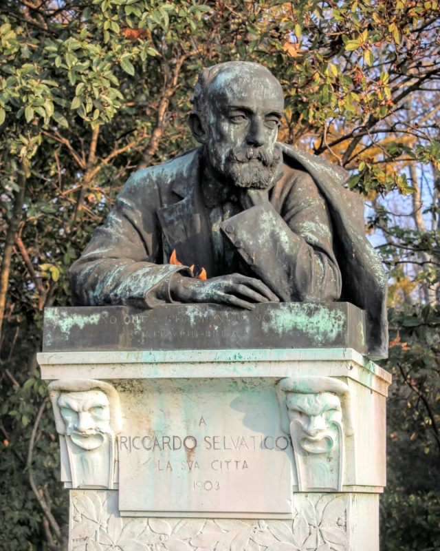 Памятник Риккардо Селватико (1849−1901) — мэру Венеции, который в 1893 году придумал проводить во вв Памятник Риккардо Селватико (1849−1901) — мэру Венеции, который в 1893 году придумал проводить во вв