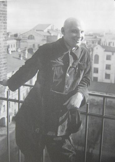 А.М. Родченко на балконе. (Снято В.Л.Жемчужным). 1924 А.М. Родченко на балконе. (Снято В.Л.Жемчужным). 1924