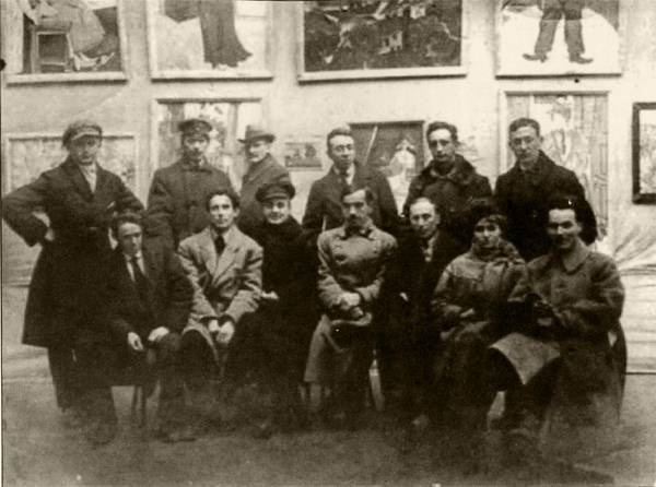 Выставка Общества независимых художников 1918 г.
Сидят: И. Малик, В. Мидлер, М. Гершенфельд, Н. Юхне Выставка Общества независимых художников 1918 г.
Сидят: И. Малик, В. Мидлер, М. Гершенфельд, Н. Юхне