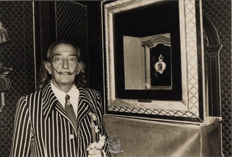 Salvador Dali next to his work "The Royal Heart". Photo: www. salvador-dali.org Salvador Dali next to his work "The Royal Heart". Photo: www. salvador-dali.org